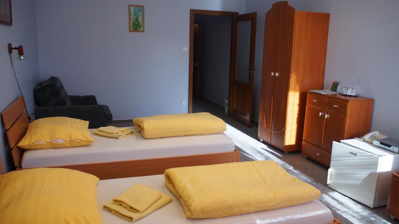 Hotel Slnecny Dvor Michalovce Exterior photo