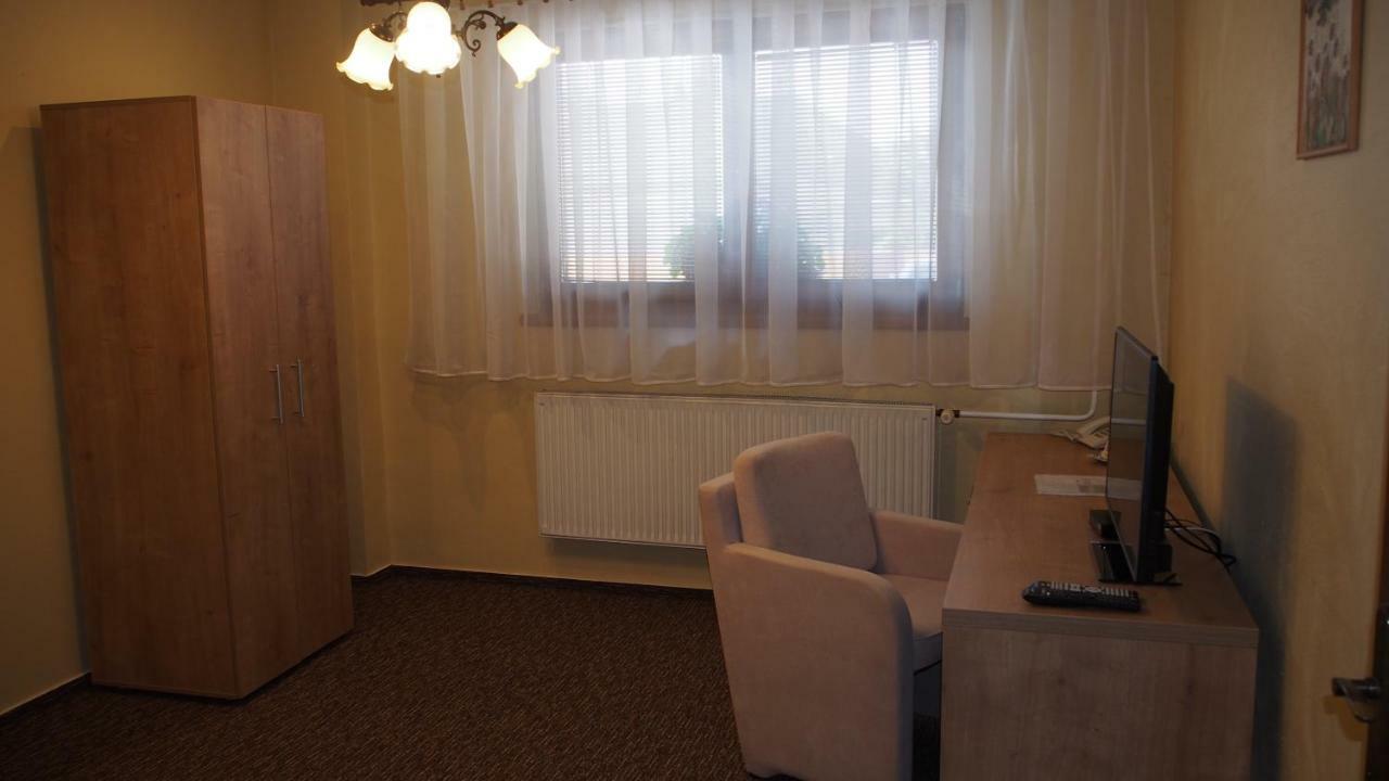 Hotel Slnecny Dvor Michalovce Exterior photo